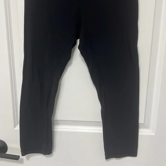 Lululemon Black Capri Leggings with front inside pocket size 6 - Picture 3 of 9